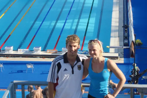 Benjamin Starke und Britta Steffen vor dem Schwimmstadion in Rom.