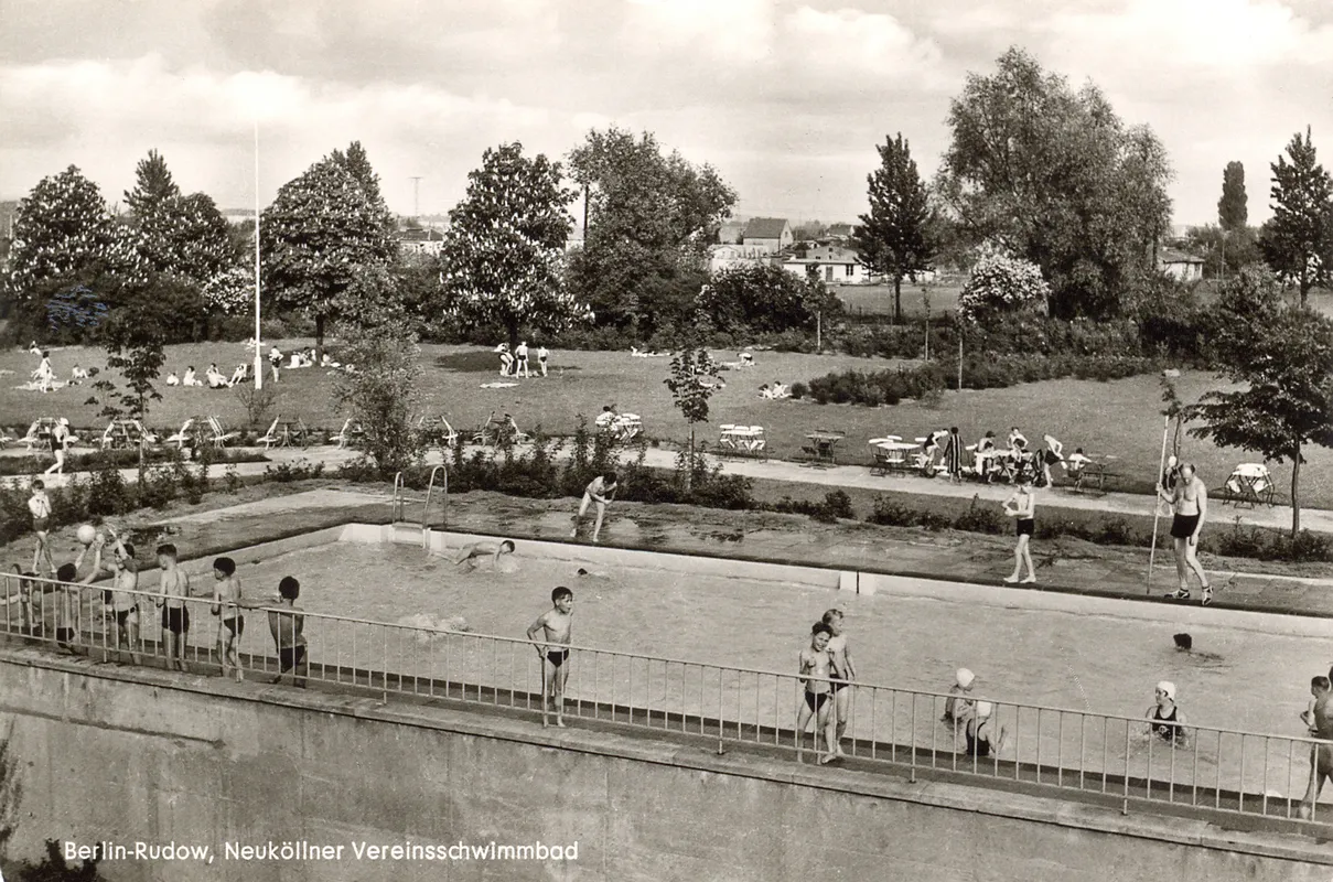 Das Sportbad Britz 1960. Lehrschwimmbecken in Blickrichtung Johannisthaler Chaussee. Im Vordergrund die noch erhaltene Mauer am Treppenaufgang. Mittig ist der markante Wegeverlauf wiederzuerkennen.